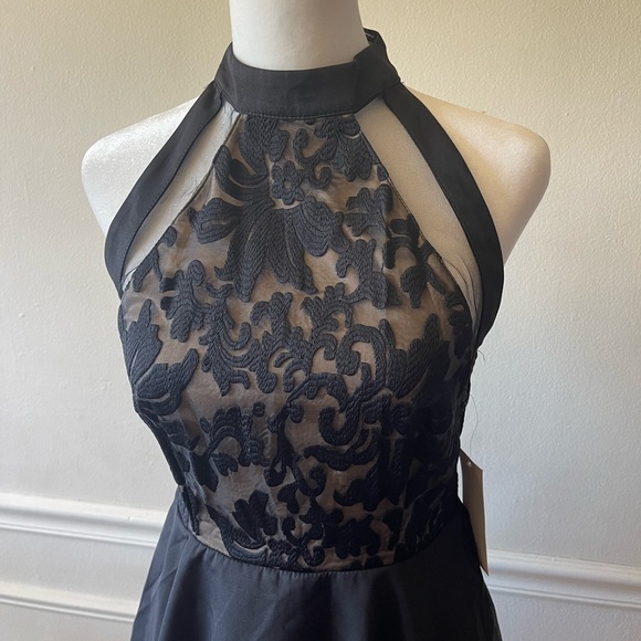 NWT TOBI FIT AND FLARE LACE DRESS SIZE SMALL - Picture 2 of 12